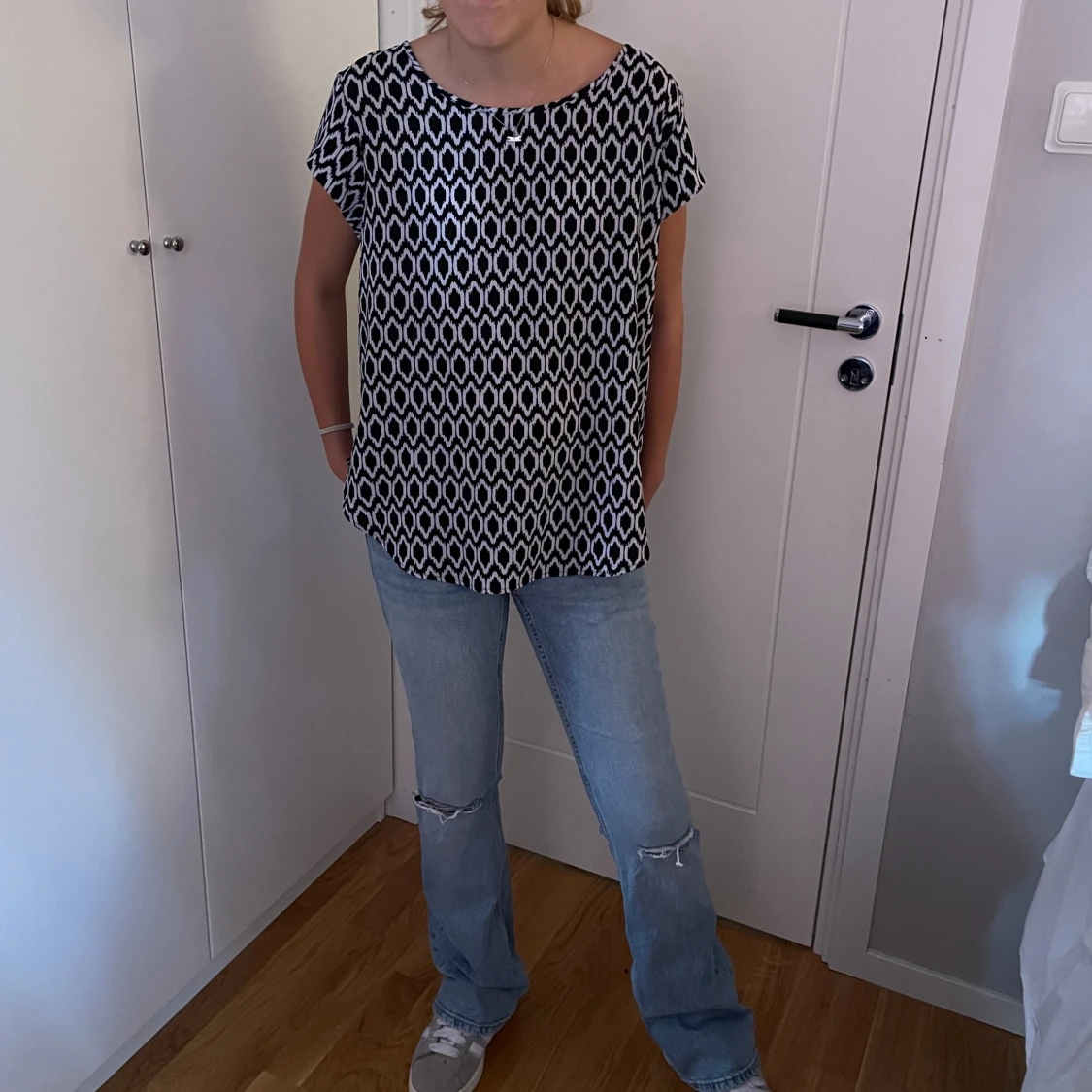 Tunn svart/vit blus!