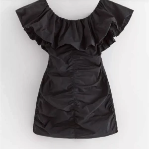 Svart kortklänning med volang - En så snygg klänning från lindex som jag bara använt på en fest. Storleken är XS men passar även S! Nypris var 599kr.❤️