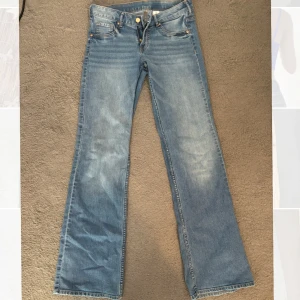bootcut jeans ljusblå - Säljer ett par klassiska jeans i ljusblå tvätt. De har bootcut passform med lätt utsvängda ben. Skriv för fler bilder☺️