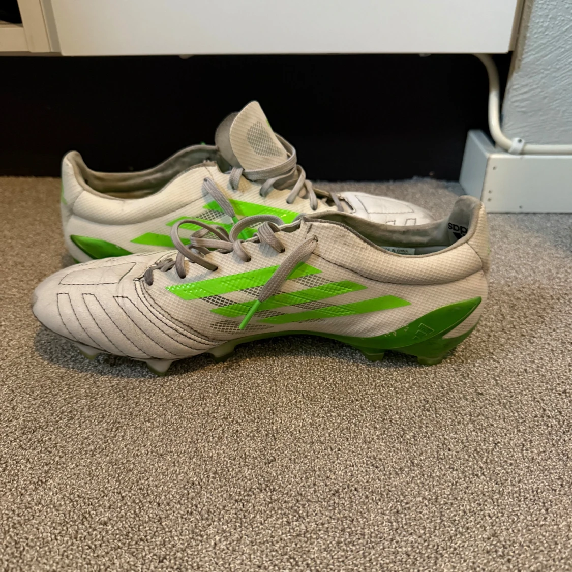 Vita och gröna Adidas fotbollsskor - 1