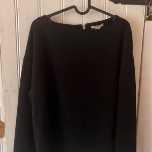 Svart sweatshirt  - Svart långärmad sweatshirt från H&M i storlek S. Passar även M. Köpt för några år sedan. Använd ett par gånger men inget som syns