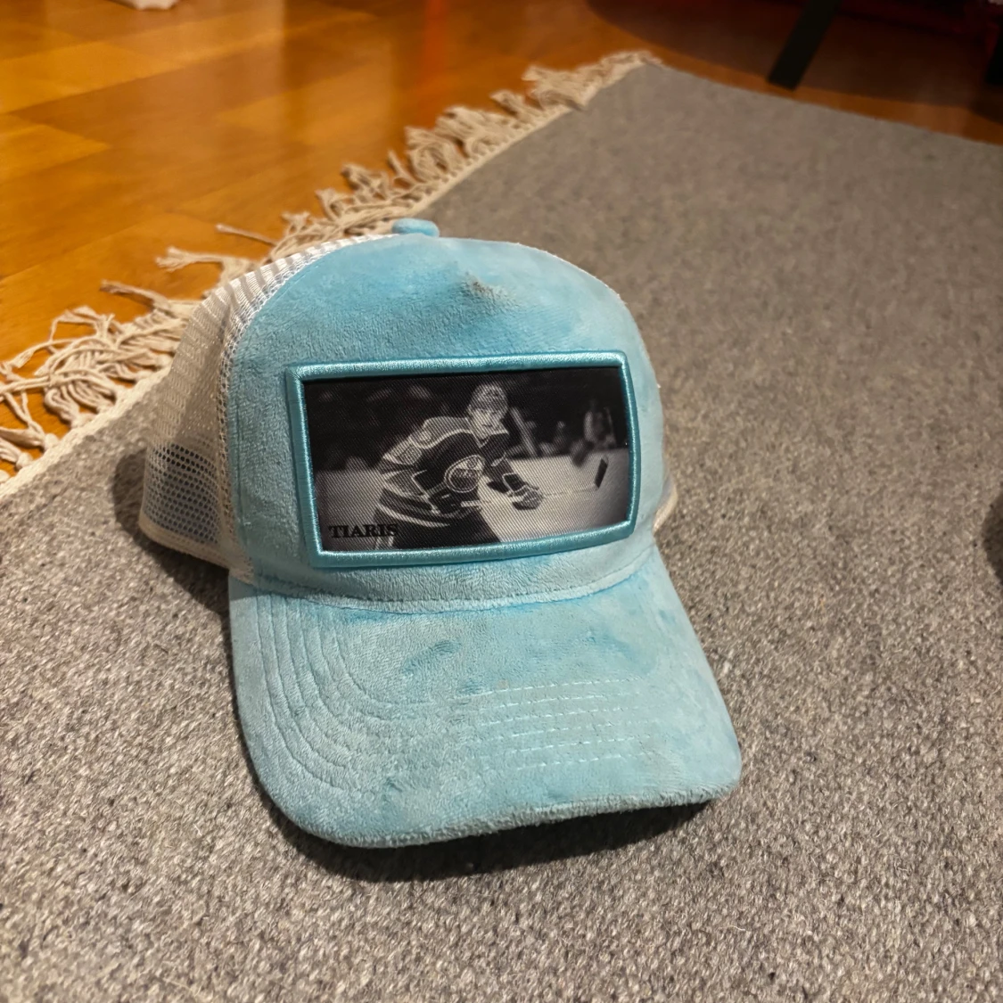 Ljusblå keps från TIARIS Collection