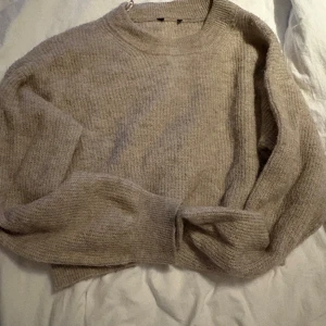Beige stickad tröja  - Beige stickad tröja 