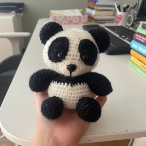 Handvirkad panda  - Jag säljer en virkad panda-figur. Den är söt och handgjord, perfekt som dekoration eller present till någon som gillar djur och hantverk. Storleken kan jämföras med storleken på min hand men skriv annars till mig för exakta mått. Lite dyrare pga att det är hantverk 💗 skriv för andra frågor 🫶🏻