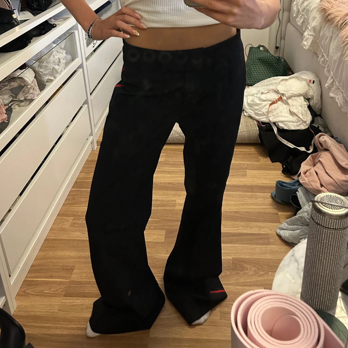 Svarta kostymbyxor Hunkydory med röd rand