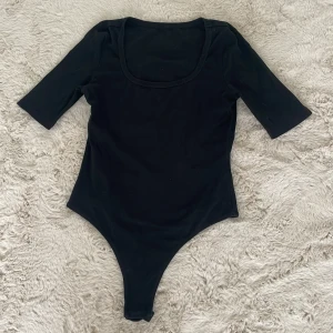 Body - En jätte snygg U ringad body med lite längre ärmar som passar att ha under i princip allt och går även att klä upp och klä ner. 