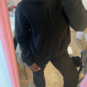 Svart oversized hoodie med matchande byxor  - Byxa strl M hoodie strl Xs
