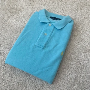 Ljusblå piké från Ralph Lauren - Ralph Lauren Piké | Skick – 8/10 | Size – XL  | Hör av dig vid minsta fråga eller fundering!!   