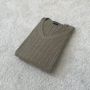 Grön kabelstickad tröja Polo Ralph Lauren - Ralph lauren stickad tröja| Skick – 9,5/10 | Size – XL | Hör av dig vid minsta fråga eller fundering!!   Längd 69 cm  Armhåla till armhåla 63 cm