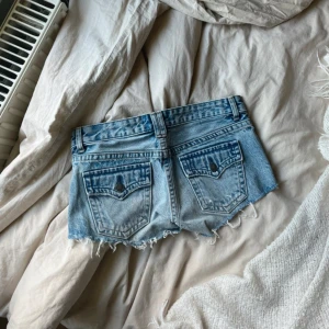 Lågmidjade jeansshorts  - Snygga ljusblå lågmidjade jeansshorts från Pull&Bear 💗