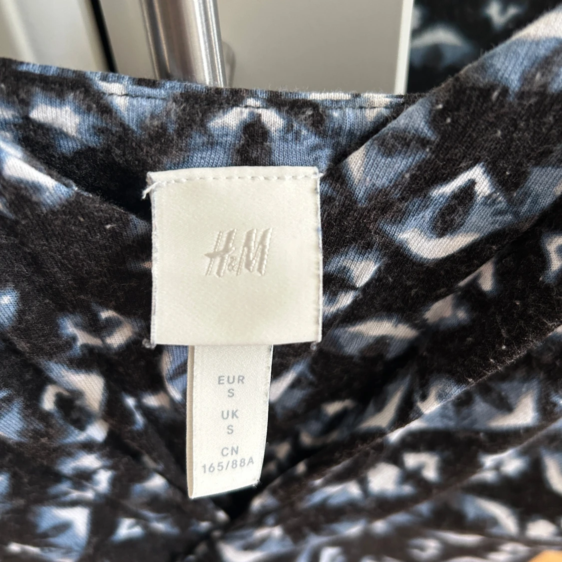Svart och blå mönstrad långklänning H&M - 1