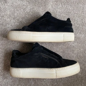 Svarta sneakers från Axel Arigato - Säljer mina snygga svarta sneakers från Axel Arigato i mocka. Nypris 2950kr💕pris kan diskuteras vid snabb affär💕
