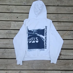 Hoodie med tryck  - En ritkigt fin vit hoodie med marinblått tryck på ryggen från Pull & Bear, storlek XS. Sällan använd, väldigt fint skick. Passar till allt oavsätt årstid!