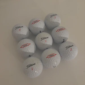 Titleist TruFeel Golfbollar (9-pack) - Snygga och fräscha Titleist TruFeel golfbollar, perfekt för dig som vill ta ditt golfspel till nästa nivå. Passar både nybörjare och erfarna spelare. Säljs i 9-pack. Perfekt för unga golfare som vill ha kvalitet på banan!