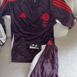 Bayern München träningsset Adidas - Högra fickan har lite problem med zippen allt annat är perfekt,