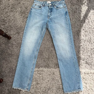 Högmidjade jeans från Zara - Högmidjade jeans med slitningsdetaljer W: 82 cm L: 80 cm