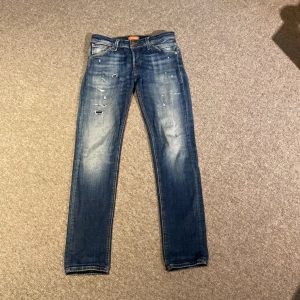 Jack&jones jeans i storlek 30/32 (slim glenn) - Snygga blå jeans från Jack & Jones, modell Slim Glenn. Jeansen är slim med slitningar framtill för en cool look. Tillverkade i stretchig denim som sitter skönt. 