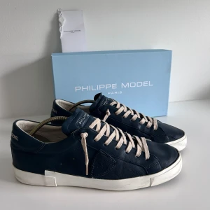 Philippe Model Skor - Säljer nu dessa riktigt feta Philippe Model sneakers! Dem är i fint skick, använda fåtal gånger med god sparsamhet | Storlek: 44 | Allt og ingår | Skriv vid minsta fundering 🙌🏻