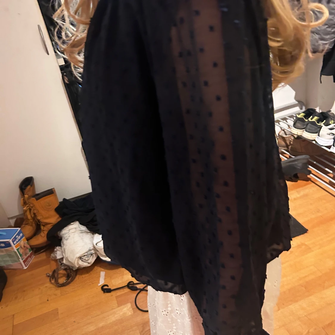 Svart prickig blus med knytärmar - 3