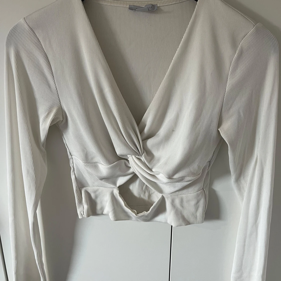 Vit omlott croppad topp med v-ringning