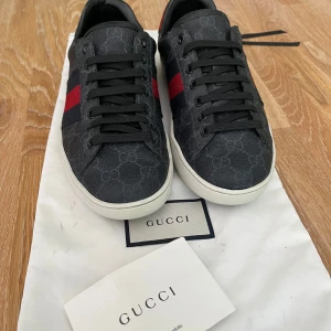 Gucci skor  - Säljer ett par sällsynta och populära Gucci Supreme-skor i storlek UK 7 (EU 41). Skick 9,5/10, knappt använda. Nypris 9 500 kr, säljs för 2 499 kr. Originaltillbehör medföljer vid köp (dustbag och kort). Skorna är små i storleken. 
