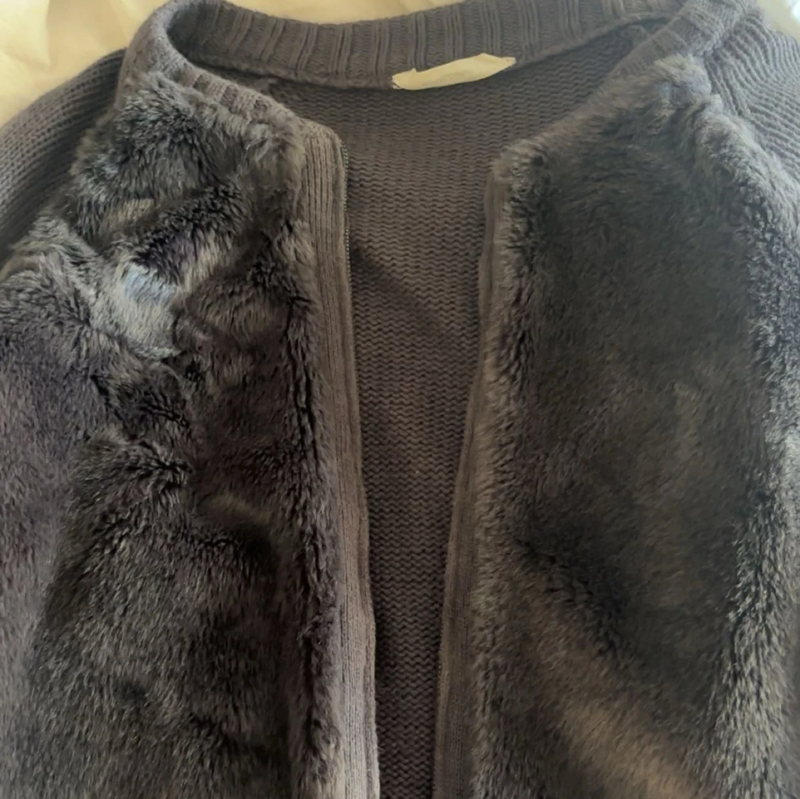 Mörkgrå/ marinblå kofta med fuskpäls och dragkedja - 2