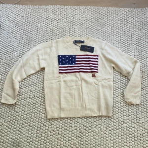 Ralph Lauren tröja med tags - Ralph lauren tröja med klassiskt 🇺🇸 tryck, perfekt för hösten och det kalla vädret!! Storlek S