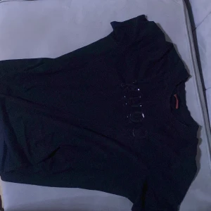 Svart t-shirt från Hugo Boss - Svart t-shirt från Hugo Boss med diskret glansigt logotryck på bröstet. Klassisk rund halsringning och korta ärmar. Tillverkad i mjuk bomull som känns skön mot huden. Perfekt för en clean och stilren look.