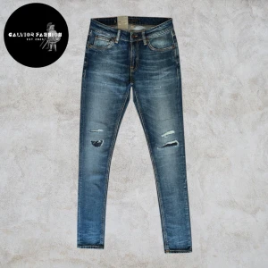 Nudie jeans med slitningar - Helt nya Nudie Jeans Co Skinny Lin, W28 L32 – tack vare stretch passar även W29. Klassisk mellanblå tvätt med slitna detaljer. Aldrig använda utan endast provade.                                   ~                                                                                      Nypris ca 1 600 kr, vårt pris 695kr. Hör av dig vid frågor eller om du vill ha exakta mått. Alla följare får rabatt – så följ!