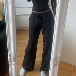 Svarta linnebyxor - STRADIVARIUS 🤍 - säljer ett par svarta linnebyxor från stradivarius, har endast använt dessa 2-3 gånger så de är fortfarande i bra skick!!❣️ använder tyvärr inte desss längre så har bestämt att sälja 💕STORLEK: S & ja är 173 cm o de är ganska korta så rekommenderas till nån under 170