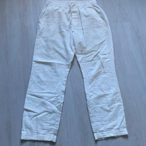 Vita linnebyxor - Vita linnebyxor från Lager 157. Ett litet hål på vänsterbenet, men det är igensytt. Ingenting som syns