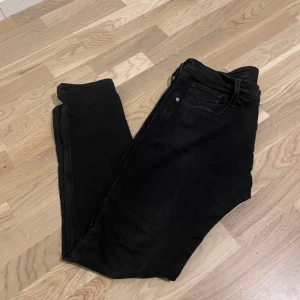 Svarta Replay anbass jeans  - Säljer dessa replay anbass jeans. Storlek 34/32