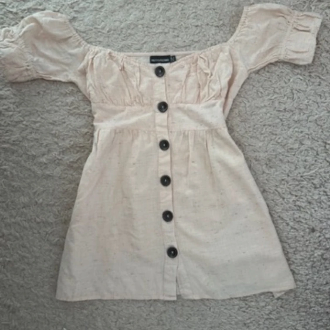 Ljus topp från PrettyLittleThing