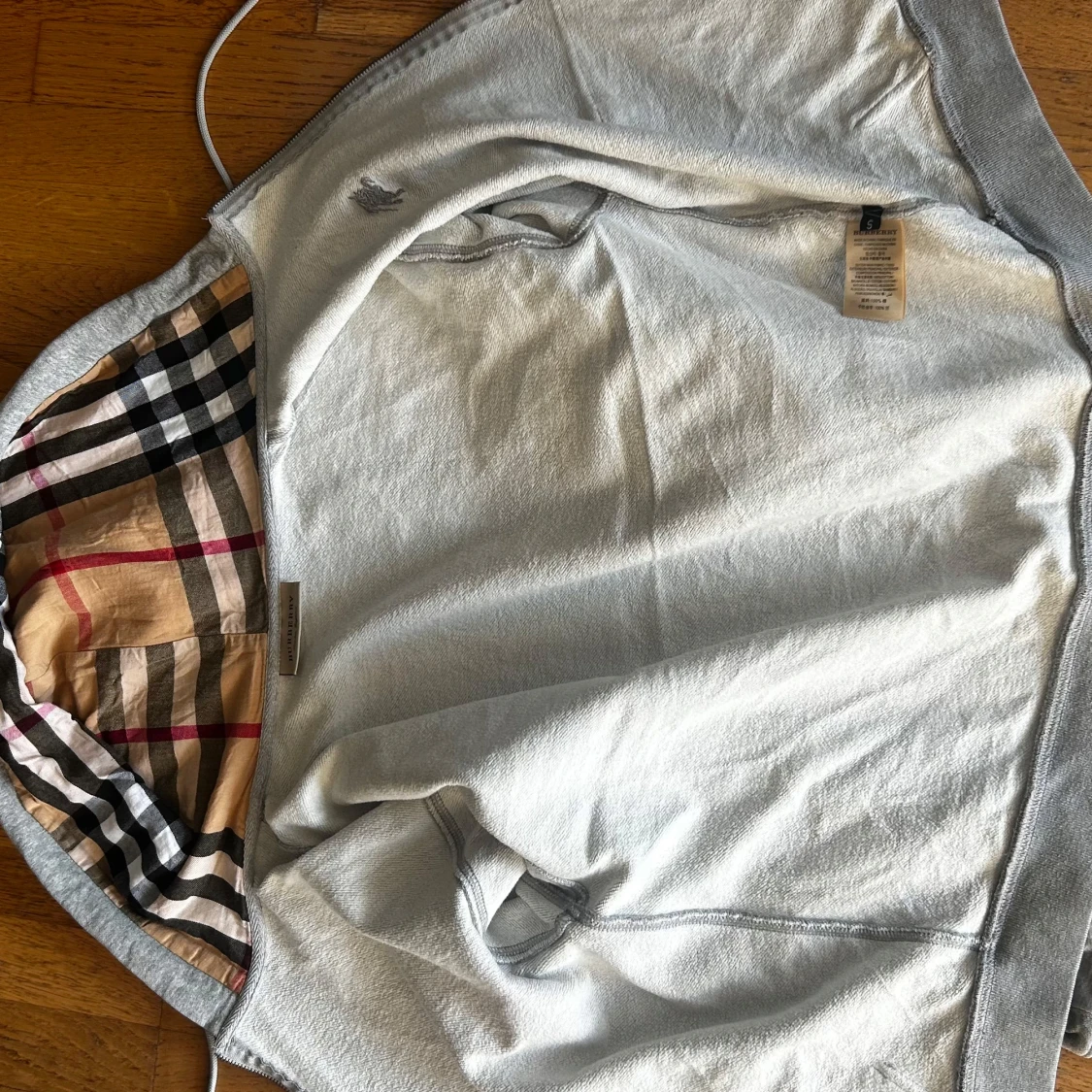 Grå hoodie från Burberry med dragkedja - 4