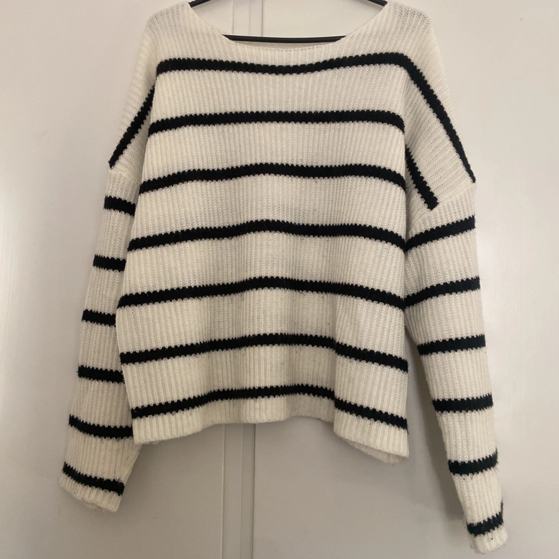 Vit och svart randig stickad tröja