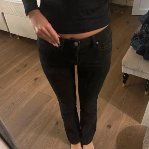 Lågmidjade jeans  - Svarta bootcut jeans från zara som inte kommer till användning längre💕 Bra skick 