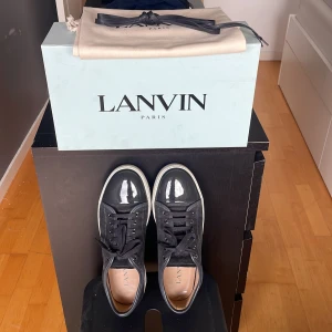 Svarta sneakers från Lanvin i mocka - Säljer snygga gråa lanvins ! Skorna är i topp skick! Nypris 5000kr! Mitt pris 3000!🤩skicket är mellan nytt skick och mycket bra skick 