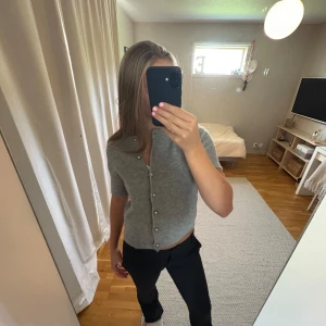 Grå kofta med pärlknappar från Zara - Säljer en grå, kortärmad kofta från Zara