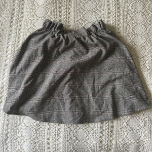 Rutig kjol - Rutig minikjol som knappt är använd. Man kan ha den både som högmidjad och lågmidjad💗