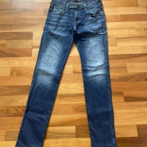 Replay Anbass Hyperflex jeans - Säljer ett par Replay Anbass jeans. Jeansen har fem fickor, smal passform och stretchigt material som gör dem riktigt bekväma. Perfekta för dig som gillar en modern och stilren look.
