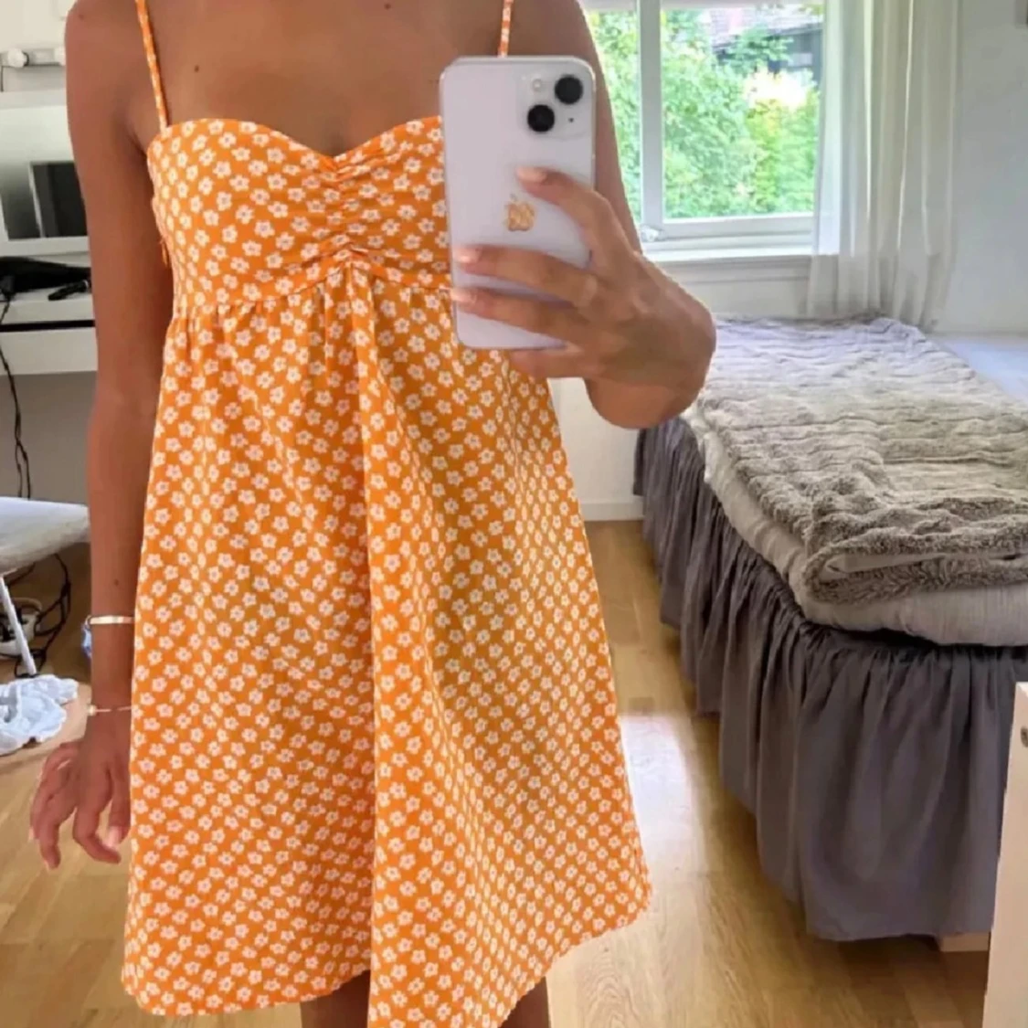 Orange blommig klänning