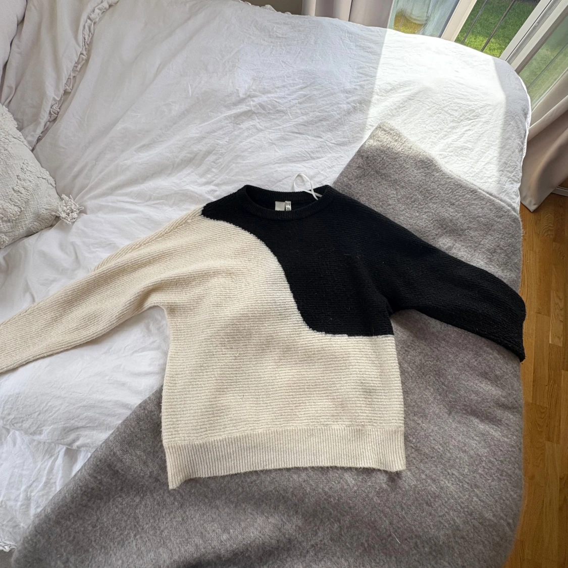 Svart och vit stickad tröja från Y.A.S