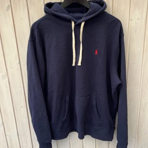 Ralph Lauren hoodie - Sjuukt snygg raffe hoodie som är rätt så svårfunnen! |  nypris ca 1500-2000kr vårt pris : 599! | skick : 8/10 enstaka fläckar förekommer men kan nog tvättas bort | size : L men kan ochså passa på M! Hör av dig vid minsta fundering! Postar samma dag som köp🤩