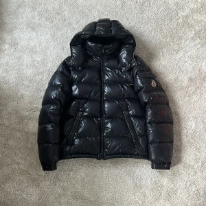 Moncler Maya jacka - Hej! Säljer denna riktigt snygga och populära Moncler Maya dunjacka! Jackan är nästan flawless! Endast 1 pinhole och så är de pytte lite flaws längst ner vid muddarna på jackan men endast på baksidan (se bild 5), utbytt dragkedja. Detta är en storlek 1a och passar bra på dig som bär small! Cartoonen är kvar och är inte sliten! Tveka inte på att skriva om du har funderingar eller vill ha mer bilder! Nypris 18000kr! MVH DC🔹