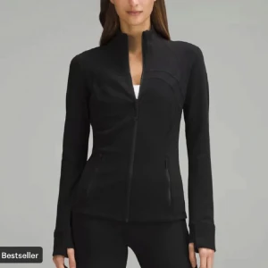 Svart träningsjacka från Lululemon - Slimmad svart träningsjacka från Lululemon med hel dragkedja framtill och höga fickor med dragkedja. Jackan har lång ärm och en sportig, figurnära passform som passar perfekt till gymmet eller powerwalks. Köp för 1280 och såljer då för 800 men kan diskuteras!❤️