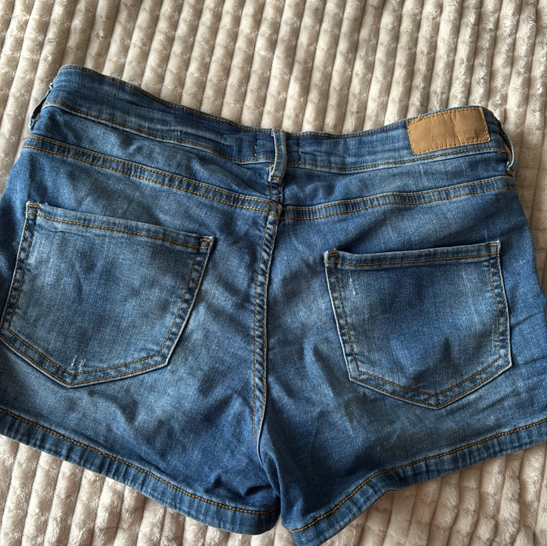 Blå jeansshorts från Gina Tricot - 1