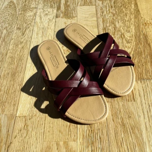 Vinröda sandaler från La Collection - Snygga vinröda sandaler från La Collection i storlek 38. Aldrig använda då de e försmå för mig. Så så fina dock