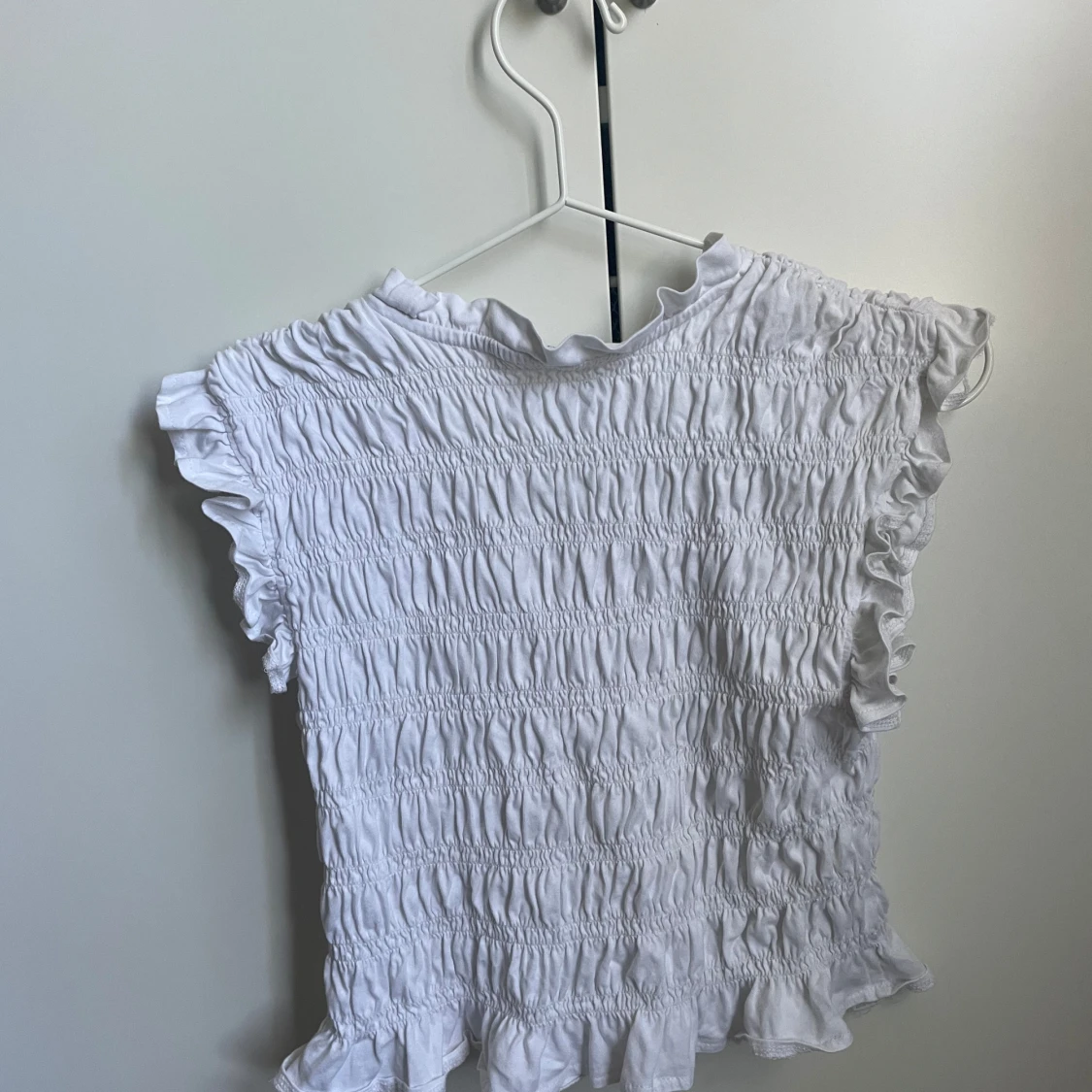 Vit smockad blus med volang från Mango - 2