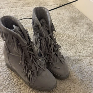 Grå mockaboots med fransar - Fransklackar, nästan helt oanvända. Storlek 37💕
