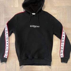 Svart Givenchy Paris hoodie - Tja, säljer en gammal Givenchy Paris hoodie som fortfarande är i riktigt bra skick känns som ny. Skriv om du har några frågor:)
